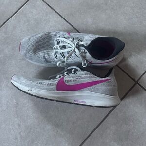 Nike Women's Athletic Shoes in Gray and Pink